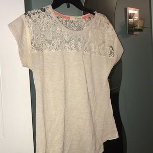 Short-sleeve cream blouse.